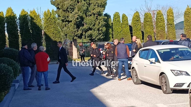 Στο γραφείο τελετών η σορός του Βασίλη Καρρά – Υποβασταζόμενες η σύζυγος και η κόρη του