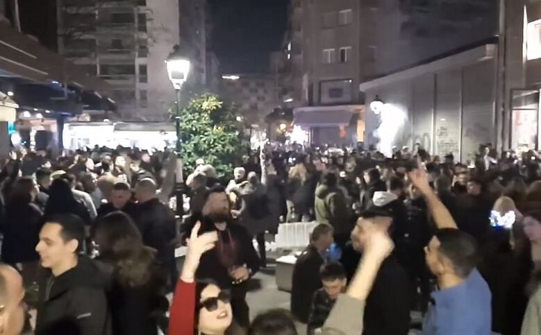 Οι Θεσσαλονικείς αποχαιρετούν τον Βασίλη Καρρά τραγουδώντας «απ’ τον Βορρά μέχρι τον Νότο»
