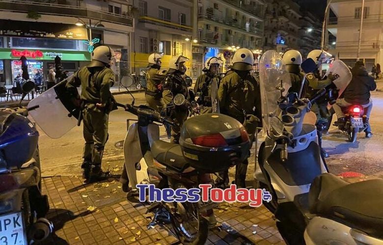 Επίθεση με μολότοφ στο Τουρκικό Προξενείο στην Θεσσαλονίκη – Ανθρωποκυνηγητό στο κέντρο