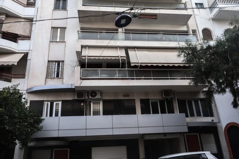 Καταζητείται από την ΕΛ.ΑΣ. ο Κινέζος που κατηγορείται ότι βασάνισε τη σύντροφό του στο Νέο Κόσμο – Η 35χρονη πήδηξε από τον 3ο όροφο για να γλιτώσει