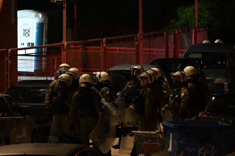 Σοβαρός τραυματισμός αστυνομικού μετά από επεισόδια στον αγώνα βόλεϊ ΟΣΦΠ-ΠΑΟ – Τουλάχιστον 400 προσαγωγές οπαδών