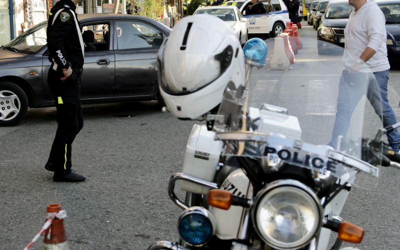 Άγριος ξυλοδαρμός αστυνομικού της Τροχαίας στα Πατήσια για μία κλήση