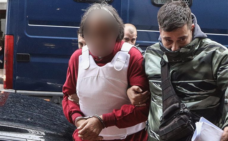 Δολοφονία 43χρονης στη Σαλαμίνα: Στα δικαστήρια Πειραιά ο 71χρονος που ομολόγησε την αποτρόπαια πράξη του – «Τα είχα τόσα χρόνια μαζί της και το έκανε αυτό σε εμένα;»