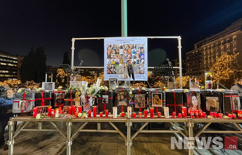 Συγκλονιστική διαμαρτυρία στο Σύνταγμα για την τραγωδία στα Τέμπη – Βίντεο και εικόνες του News