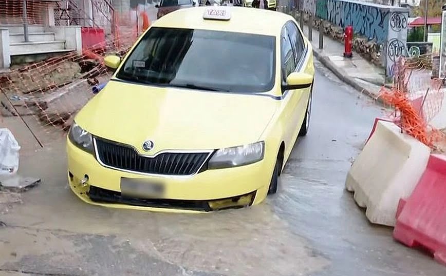«Βυθίστηκε» ταξί στη Λεωφόρο Αλεξάνδρας λόγω κακοκαιρίας – Δείτε βίντεο