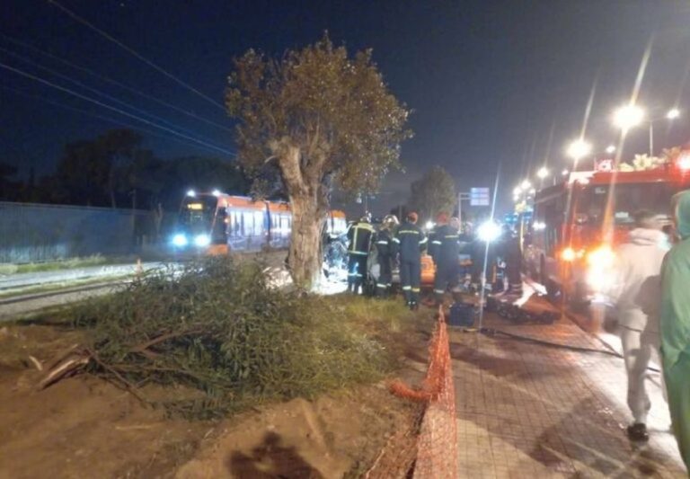 Σοβαρό τροχαίο στη Λεωφόρο Ποσειδώνος: Αυτοκίνητο εξετράπη της πορείας του και καρφώθηκε σε δέντρο