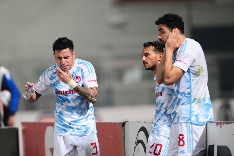 Διεκόπη το Βόλος – Ολυμπιακός στις καθυστερήσεις: Ένταση στις εξέδρες ανάμεσα στους οπαδούς των ερυθρόλευκων και την αστυνομία