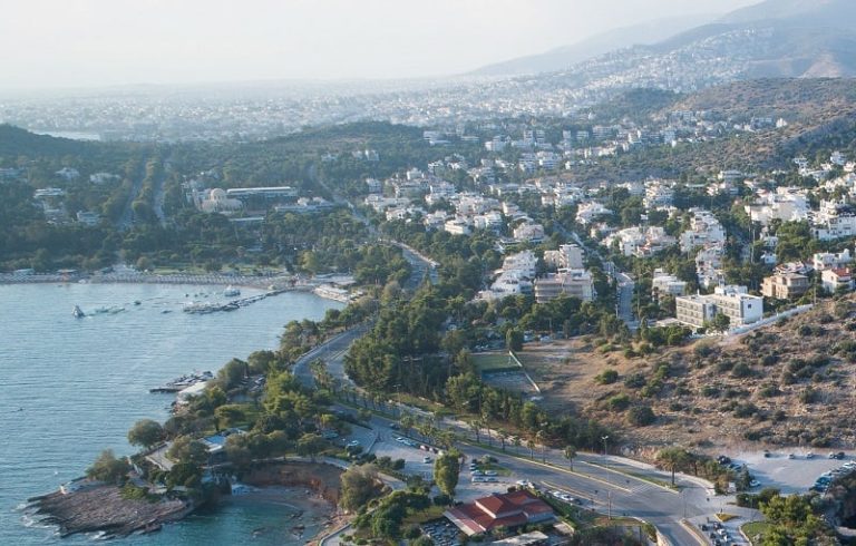 Κατεπείγουσες εργασίες για την αποκατάσταση επικίνδυνων καταπτώσεων πρανών στα Λιμανάκια Βάρκιζας