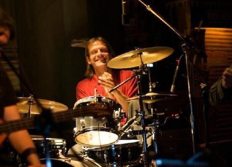 Πέθανε ο ντράμερ του θρυλικού συγκροτήματος «Τρύπες» Γιώργος Τόλιος