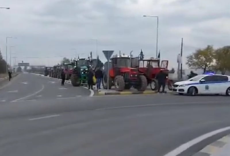 Λάρισα: Αγρότες με τρακτέρ διαδήλωσαν ζητώντας μέτρα για τις ζημιές από τις πλημμύρες