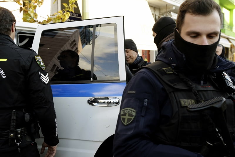 Συνελήφθησαν τρία άτομα στο Ζεφύρι που λήστεψαν έναν 19χρονο και τον πυροβόλησαν