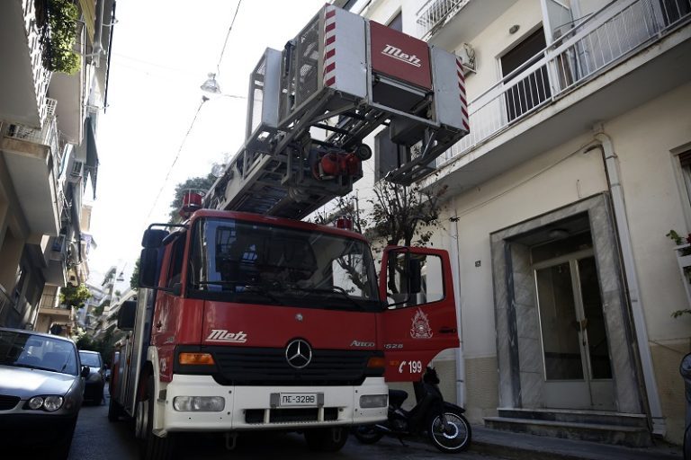 Ξέσπασε μεγάλη φωτιά σε διαμέρισμα στα Βριλήσσια