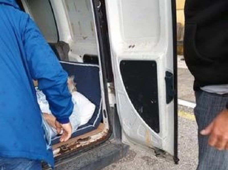 Τριτοκοσμικές εικόνες στη Ρόδο: Μετέφεραν 85χρονη με εγκεφαλικό με επαγγελματικό βαν