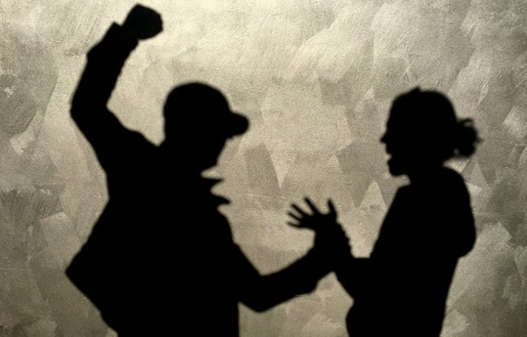 Σοκ στο Αγρίνιο: 50χρονος ξυλοκόπησε άγρια και έστειλε στο νοσοκομείο τη μητέρα του