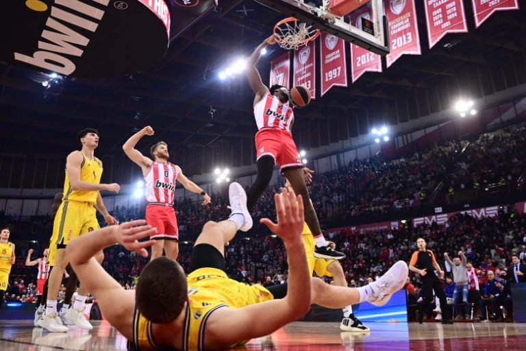 Euroleague: Με… δυναμίτη τον Ράιτ και «εκτελεστή» τον Κάνααν ο Ολυμπιακός νίκησε την Άλμπα στο ΣΕΦ