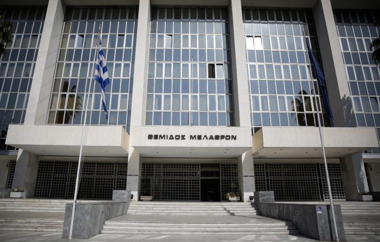Επαπειλείται ποινή φυλάκισης στον διαζευγμένο γονέα που παρεμποδίζει την επικοινωνία του παιδιού με τον άλλο