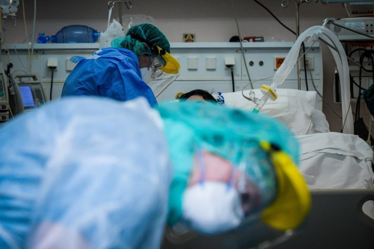 Έξαρση των κρουσμάτων κορονοϊού με 229 νέες εισαγωγές στα νοσοκομεία