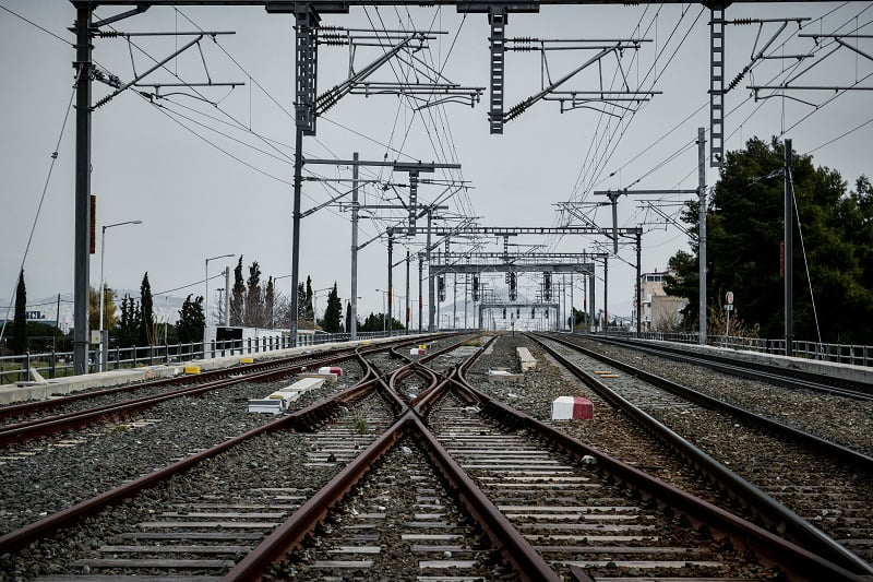 Διεκόπη η σιδηροδρομική κυκλοφορία στη Δεκέλεια – Δένδρα έπεσαν σε καλώδια του ΟΣΕ