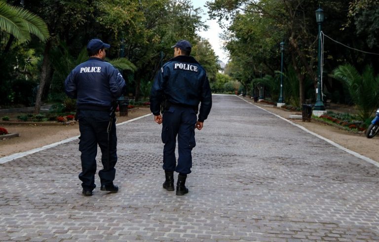 Σε διαθεσιμότητα οι δύο αστυνομικοί που συνελήφθησαν για εκβίαση και δωροληψία
