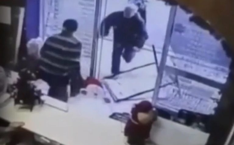 Πώς έγινε το αιματηρό επεισόδιο στον Πειραιά: Τον μαχαίρωσε για το πάρκινγκ – Δείτε βίντεο