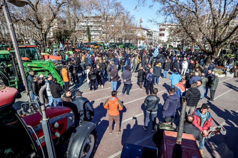 Στην κεντρική πλατεία της Λάρισας με τα τρακτέρ τους οι αγρότες
