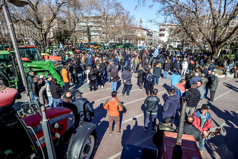 Στην κεντρική πλατεία της Λάρισας με τα τρακτέρ τους οι αγρότες
