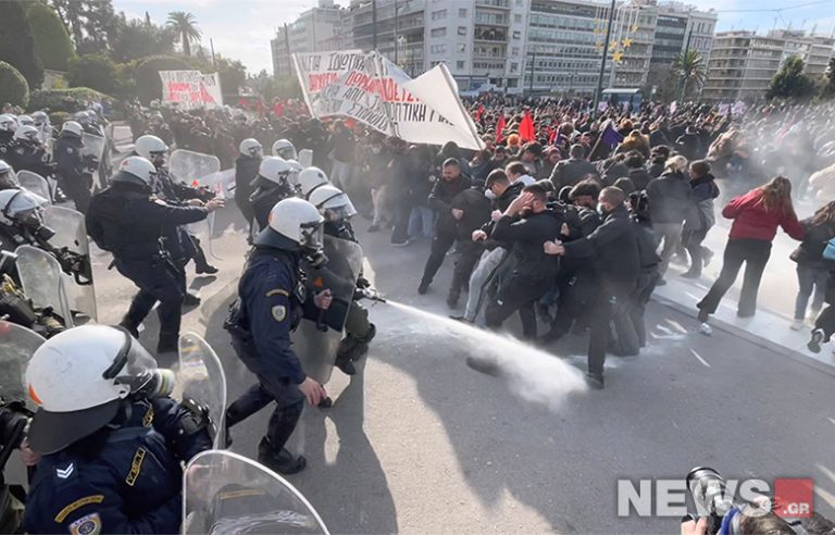 Μικρής διάρκειας ένταση ανάμεσα σε φοιτητές και ΜΑΤ έξω από τη Βουλή