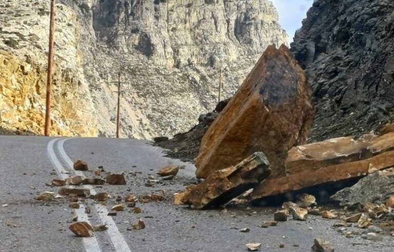 Έπεσε τεράστιος βράχος στο δρόμο για το Φαράγγι Κουρταλιώτη στο Ρέθυμνο – «Άγιο» είχαν επιβάτες αυτοκινήτου που το χτύπησε