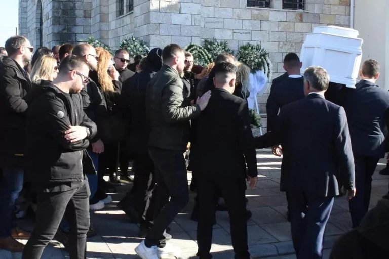 Το τελευταίο «αντίο» στον 31χρονο Μπάμπη Κούτσικο που δολοφονήθηκε στο Μεσολόγγι – «Αχ παιδάκι μου», ο σπαραγμός της μητέρας