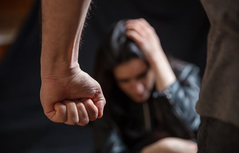 Μαρτυρία σοκ 28χρονης για την απίστευτη κακοποίηση που βίωσε από τον σύντροφό της