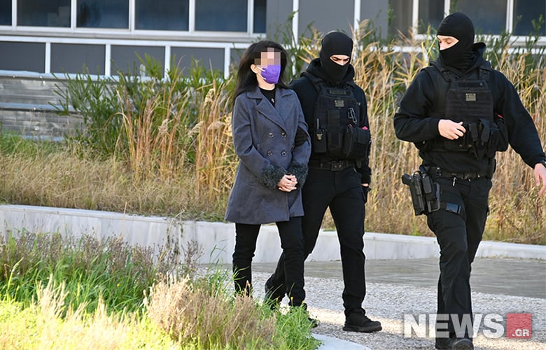 Υπόθεση 12χρονης στον Κολωνό: Φωνές και κατάρες από τη μητέρα του κοριτσιού στον Κολωνό όταν είδε τον Ηλία Μίχο – Επιχείρησε να τον λιντσάρει