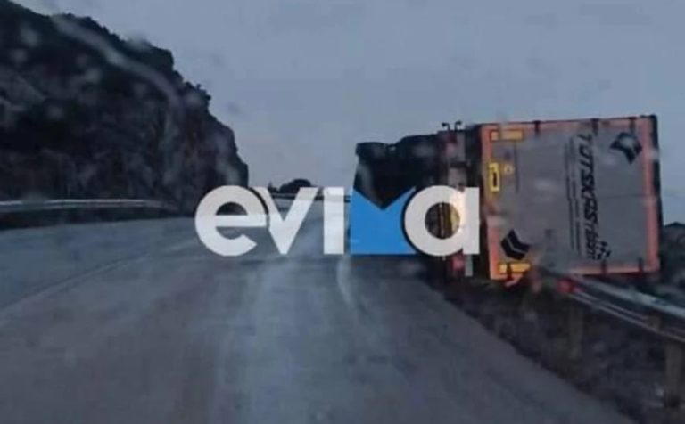 Νταλίκα βγήκε από το δρόμο λόγω ισχυρών ανέμων και κρεμάστηκε στο γκρεμό