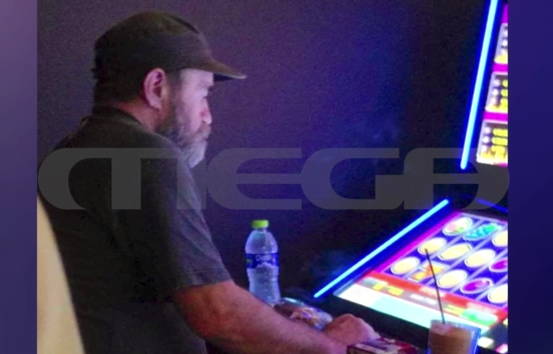 «Ο Άλλος Άνθρωπος»: Μαρτυρία και φωτογραφία «δείχνουν» τον Κώστα Πολυχρονόπουλο να παίζει τζόγο