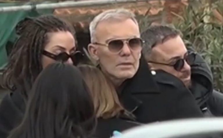 Συντετριμμένος ο Στέλιος Ρόκκος στην κηδεία του αδερφού του, Νίκου – Θα ταφεί δίπλα στον Κώστα, που πέθανε ξαφνικά τον Ιούνιο του 2021