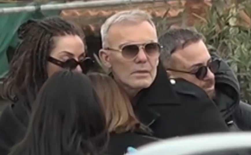 Συντετριμμένος ο Στέλιος Ρόκκος στην κηδεία του αδερφού του, Νίκου – Θα ταφεί δίπλα στον Κώστα, που πέθανε ξαφνικά τον Ιούνιο του 2021