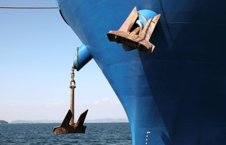 Εμπλοκή αγκυρών πλοίων στο λιμάνι του Λαυρίου λόγω των ισχυρών ανέμων
