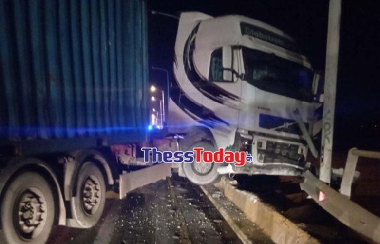 Σύγκρουση νταλίκας με ΙΧ στη γέφυρα του Αξιού – Συγκλονιστικές εικόνες