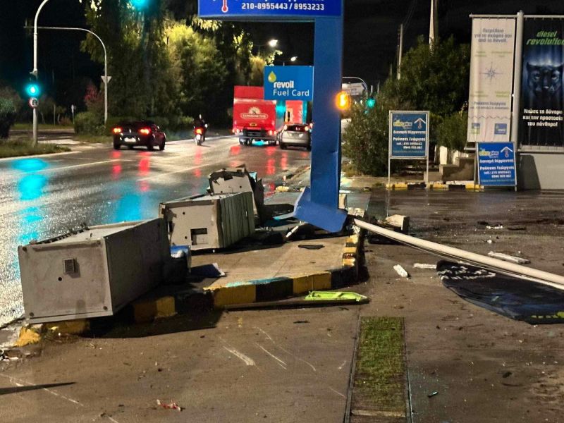 Χαμός στη Βούλα: Οδηγός τζιπ έχασε τον έλεγχο και ισοπέδωσε τα πάντα σε βενζινάδικο – «Ξήλωσε» τρεις αντλίες βενζίνης