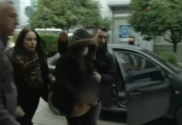 Έγκλημα στην Χαλκίδα: Αποκαλύψεις από την 39χρονη – «Του έδειξα το μαχαίρι και του είπα “Πάμε τώρα στον άνδρα μου να του μιλήσεις, να αναλάβεις τις ευθύνες”»