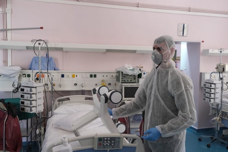 Νεαρή γυναίκα νοσηλεύεται με γρίπη και κορονοϊό ταυτόχρονα στη ΜΕΘ του νοσοκομείου Λαμίας