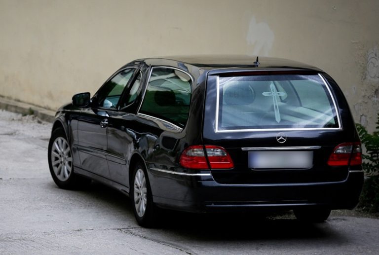 Απίστευτο περιστατικό σε κηδεία στην Κρήτη: Πήγαν στην εκκλησία λάθος νεκρή