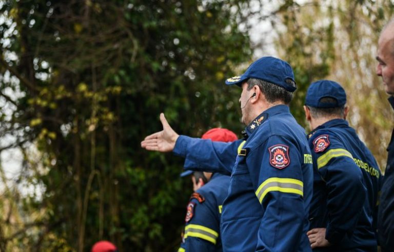 Σε ασφαλές σημείο μεταφέρθηκαν οι τρεις άνδρες που είχαν εγκλωβιστεί στην Φυλή