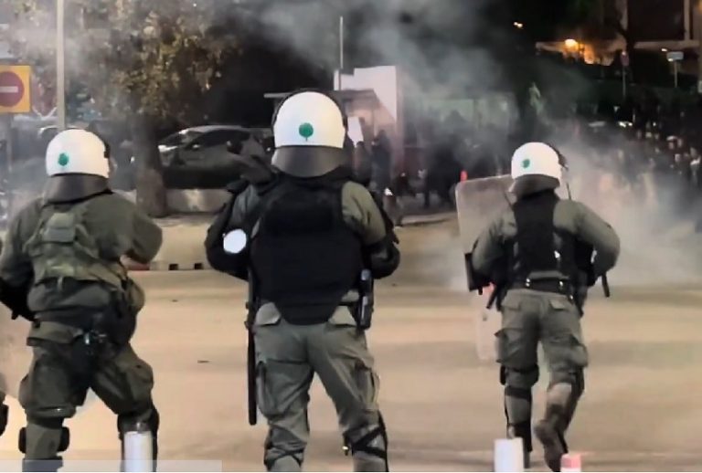 Επεισόδια έξω από το ΑΠΘ μετά την επέμβαση των ΜΑΤ στην κατάληψη στην πρυτανεία