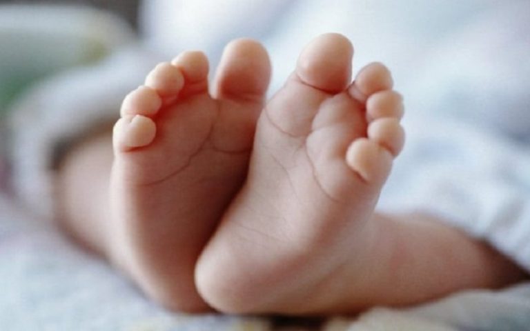 Νταντά κατηγορείται πως κακοποιούσε ένα 3χρονο κορίτσι και ένα αγόρι 19 μηνών