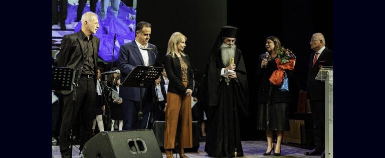 Ο Δήμαρχος Πειραιά Γιάννης Μώραλης στη Χριστουγεννιάτικη φιλανθρωπική συναυλία κατά της φτώχειας της Ιεράς Μητροπόλεως Πειραιώς στο Δημοτικό Θέατρο
