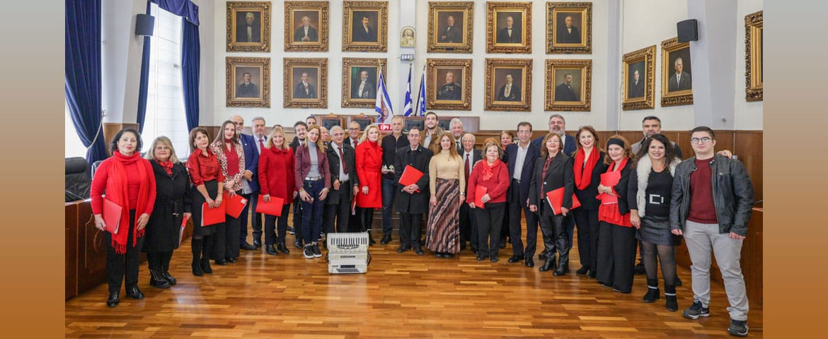 Πρωτοχρονιάτικα κάλαντα και εορταστικές μελωδίες στον Δήμαρχο Πειραιά Γιάννη Μώραλη