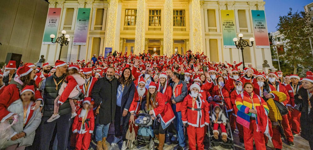 Χιλιάδες Αγιοβασίληδες «ξεχύθηκαν» στους δρόμους του Πειραιά στο «Santa Night Run»