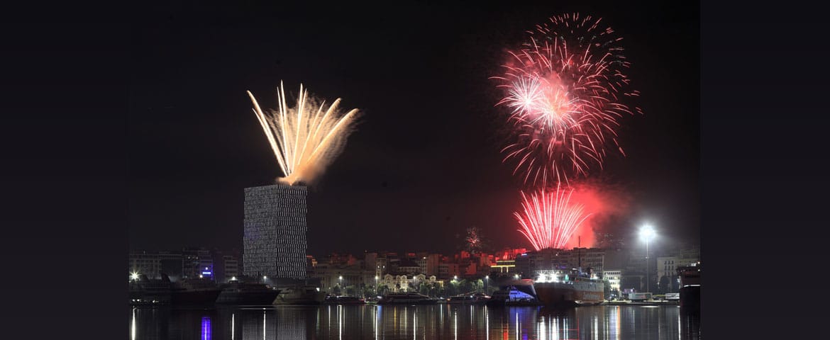 Ο Δήμος Πειραιά υποδέχεται το νέο έτος με ένα εντυπωσιακό υπερθέαμα πυροτεχνημάτων, βεγγαλικών και φωτισμών