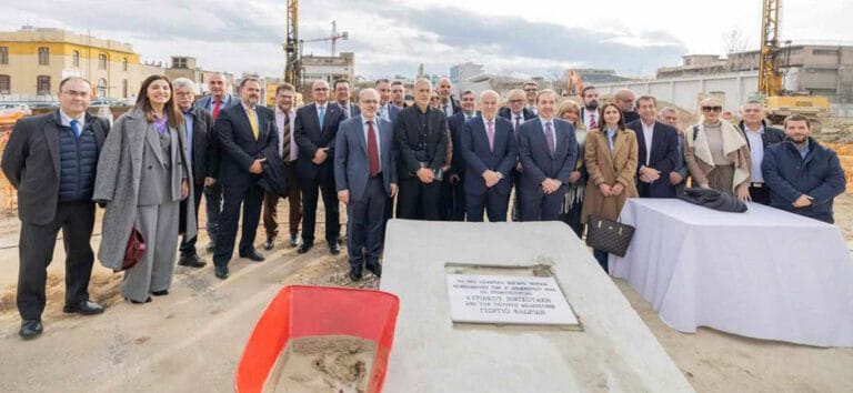 Ο Δήμαρχος Πειραιά Γιάννης Μώραλης στην τελετή θεμελίωσης του νέου Δικαστικού Μεγάρου Πειραιά