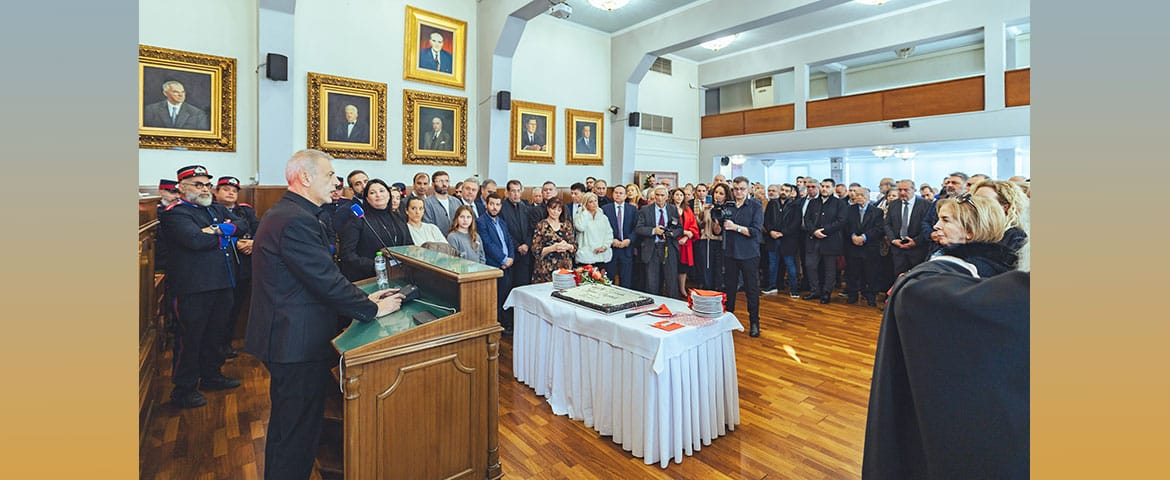 Ευχές και αισιόδοξα μηνύματα για το 2025 από τον Δήμαρχο Πειραιά Γιάννη Μώραλη στην κοπή της Πρωτοχρονιάτικης πίτας